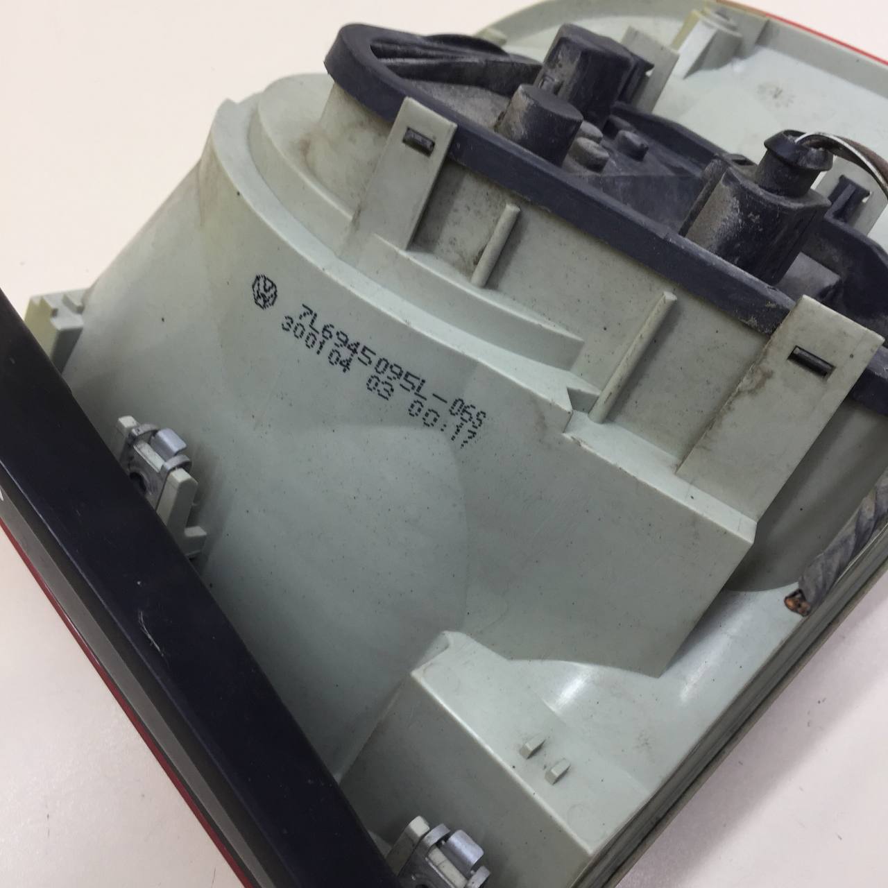 Фонарь задний левый Volkswagen Touareg (7L) 2002-2010