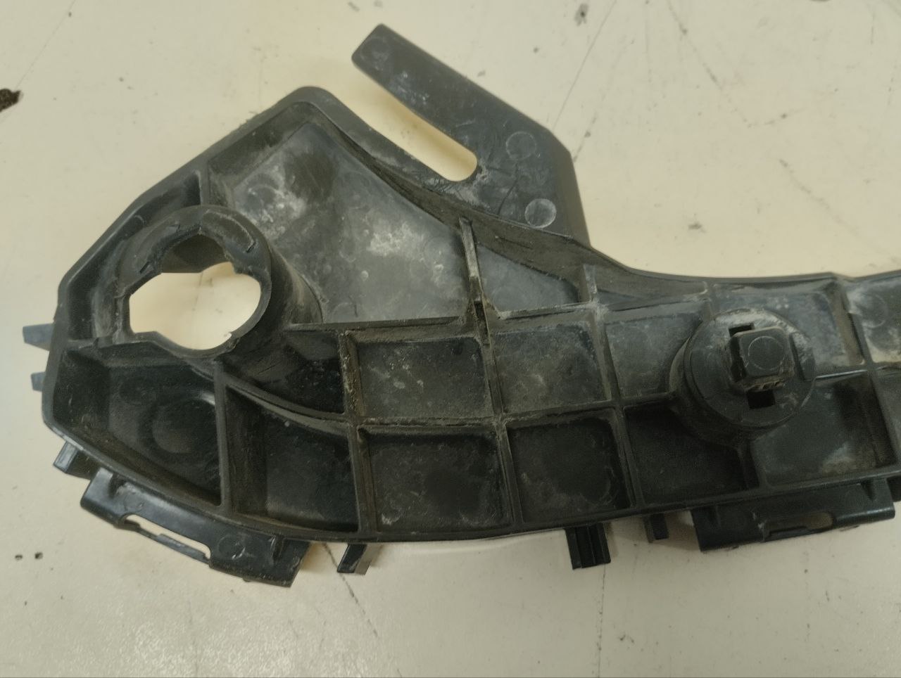 Кронштейн переднего бампера левый Lexus LX450D/570 2015>