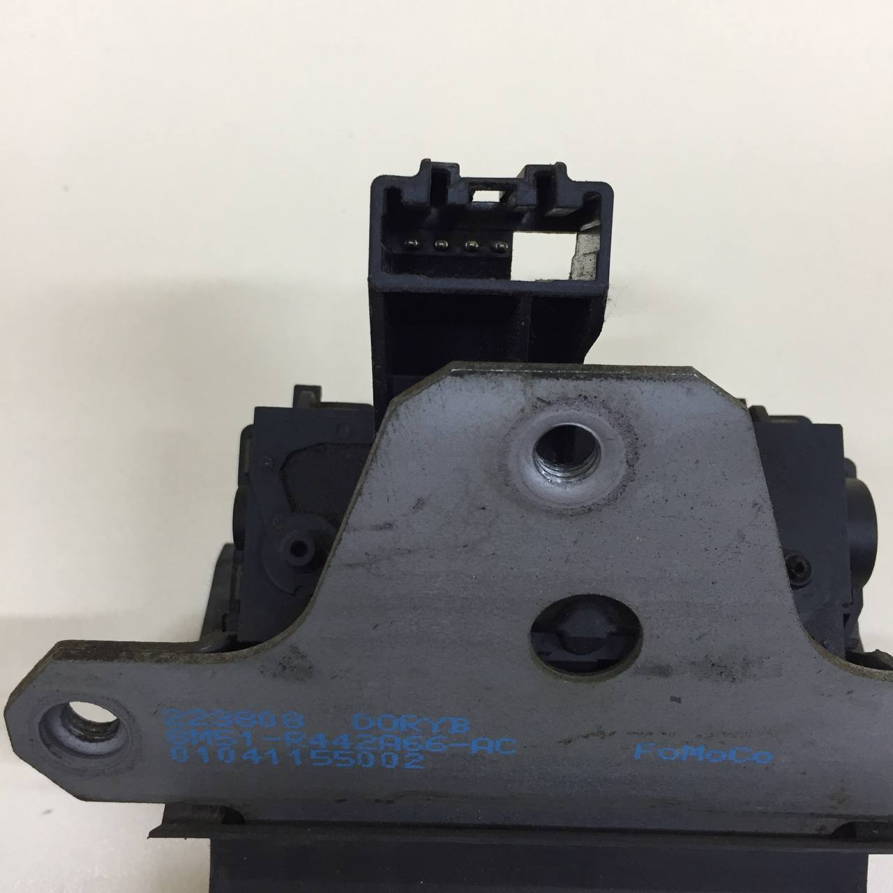 Замок багажника Ford Focus 2 (DB) 2008-2011 Замок багажника Ford Focus 2 (DB) 2008-2011
