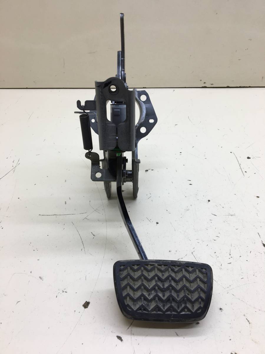 Педаль тормоза Toyota Camry (XV70) 2017>