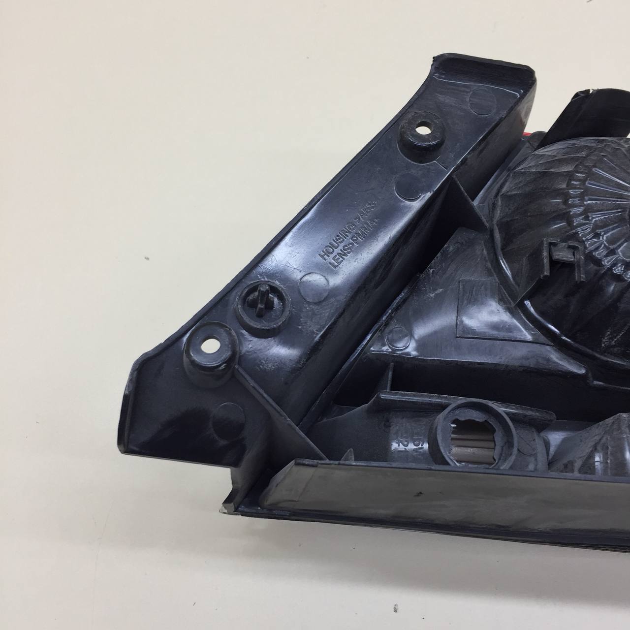 Фонарь задний левый Mitsubishi Lancer 9  (CS/Classic) 2000-2011