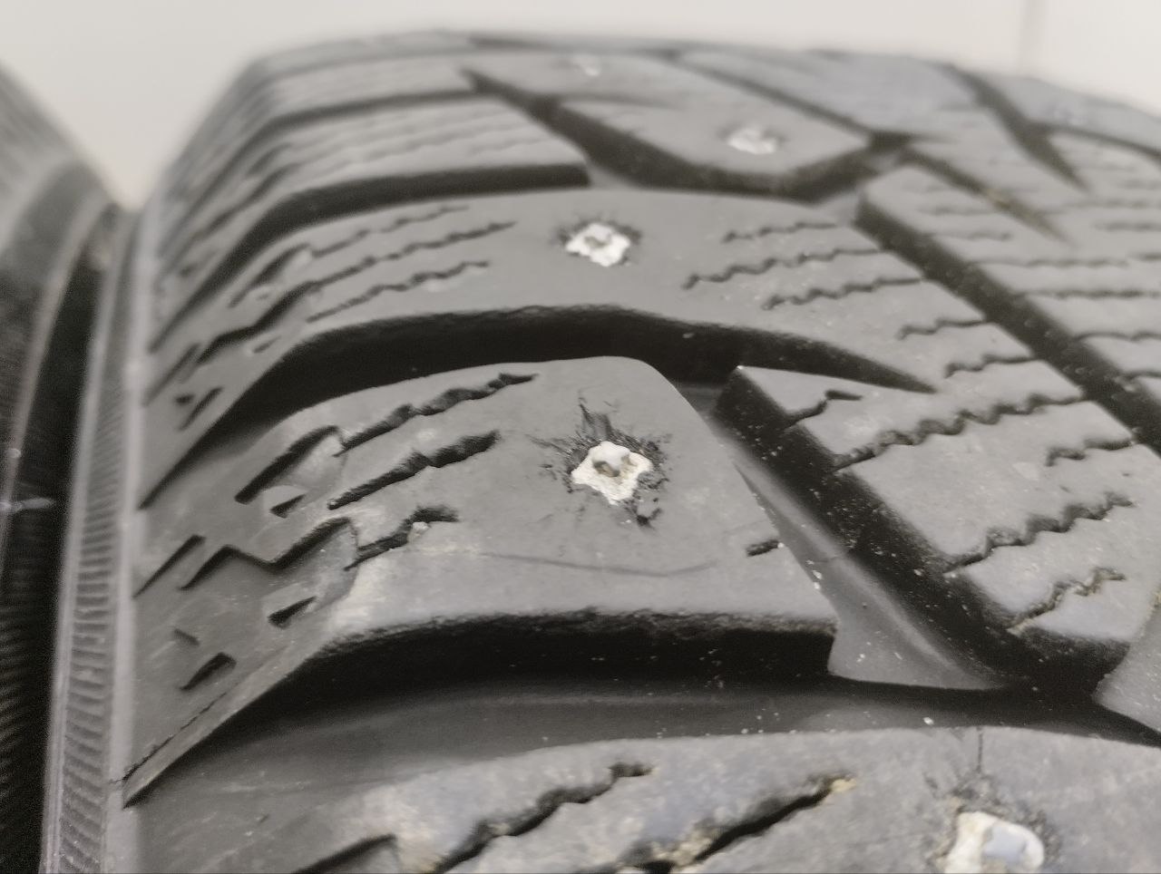 Шины к-кт R16 Зимние шипованные YOKOHAMA  ICE GUARD