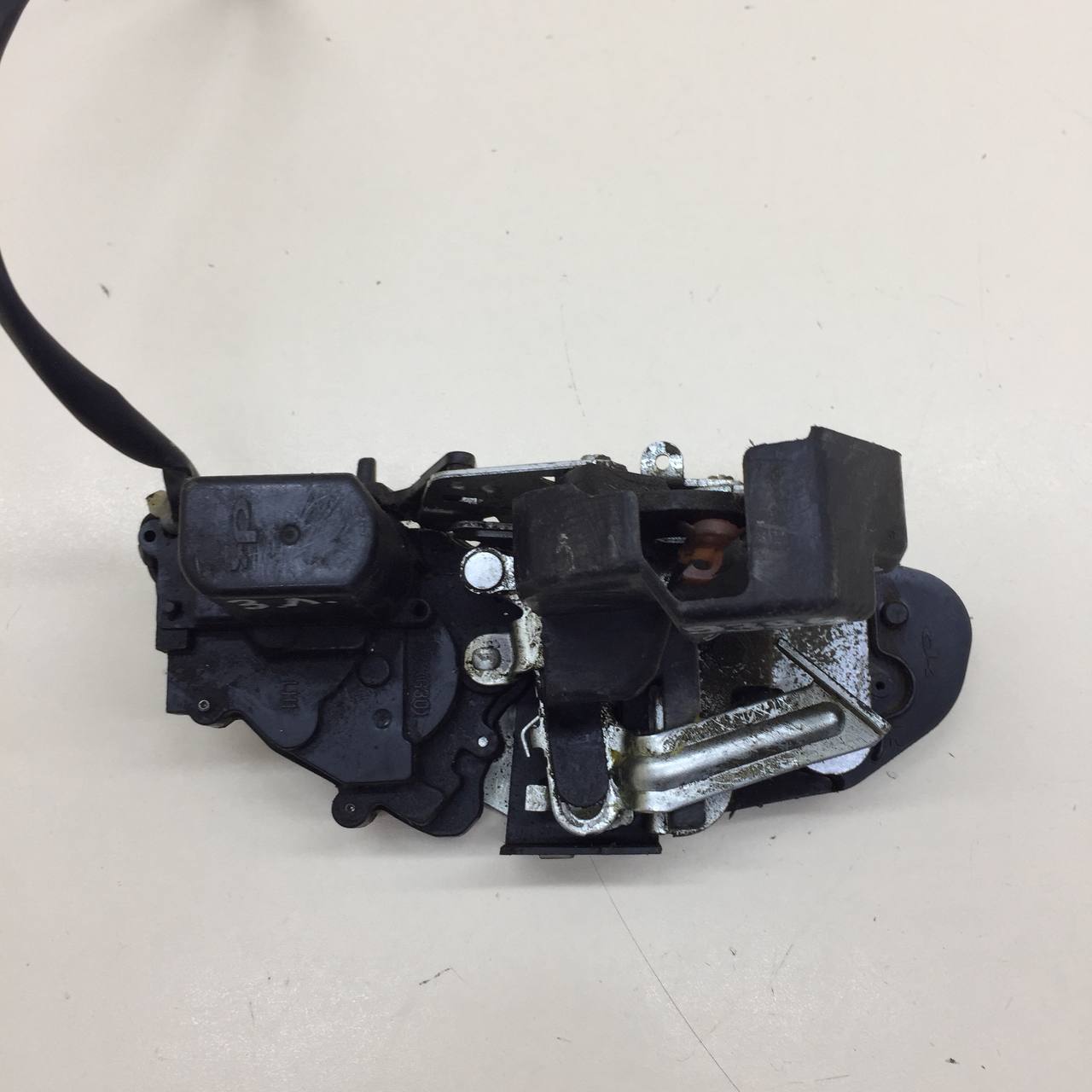 Замок двери задней левой Kia Sephia 2001-2004