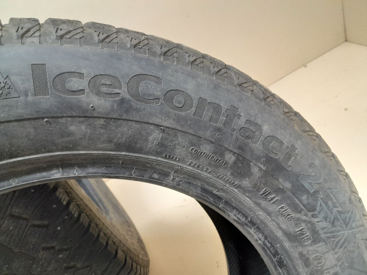 Шины R17 Зимние шипованные Continental IceContact 2