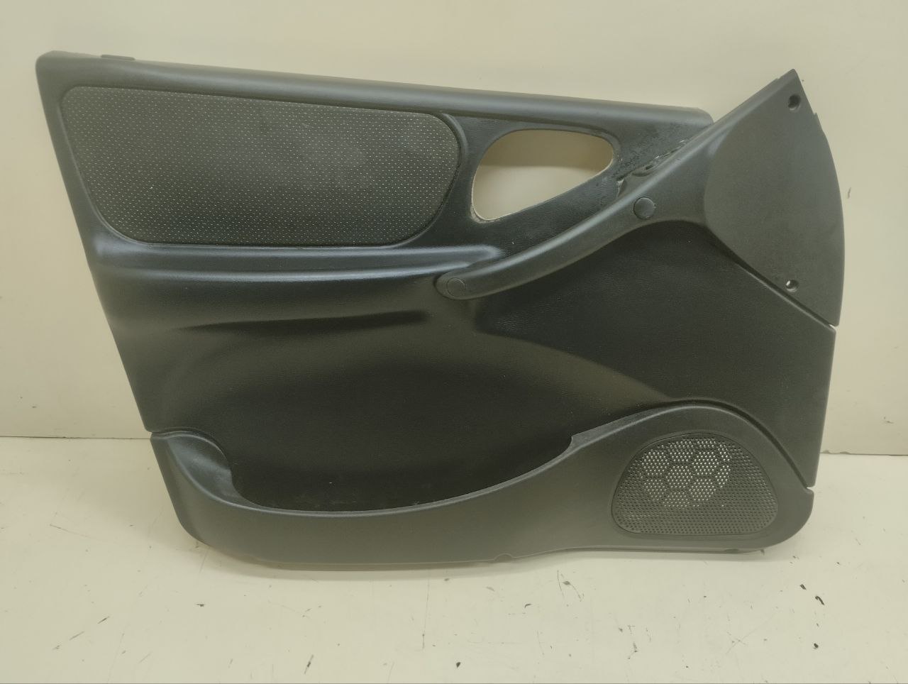 Обшивка двери передней левой Chevrolet Niva 2009-2020