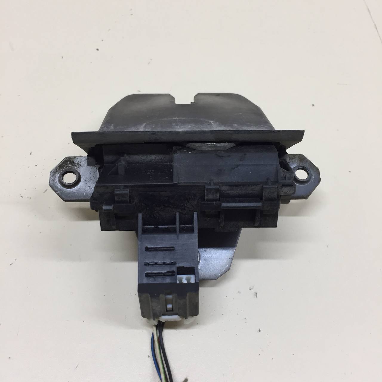 Замок багажника Ford Focus 2 (DB) 2008-2011 Замок багажника Ford Focus 2 (DB) 2008-2011