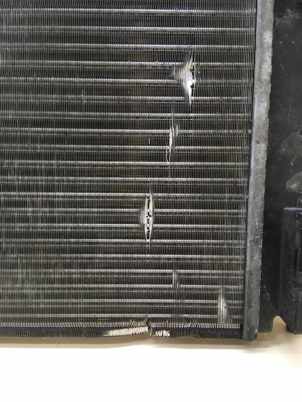 Радиатор охлаждения двигателя Lada Largus 2012>