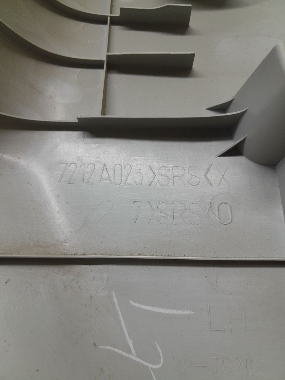 Обшивка стойки Mitsubishi Lancer X (CX, CY) 2007> Обшивка стойки Mitsubishi Lancer X (CX, CY) 2007>