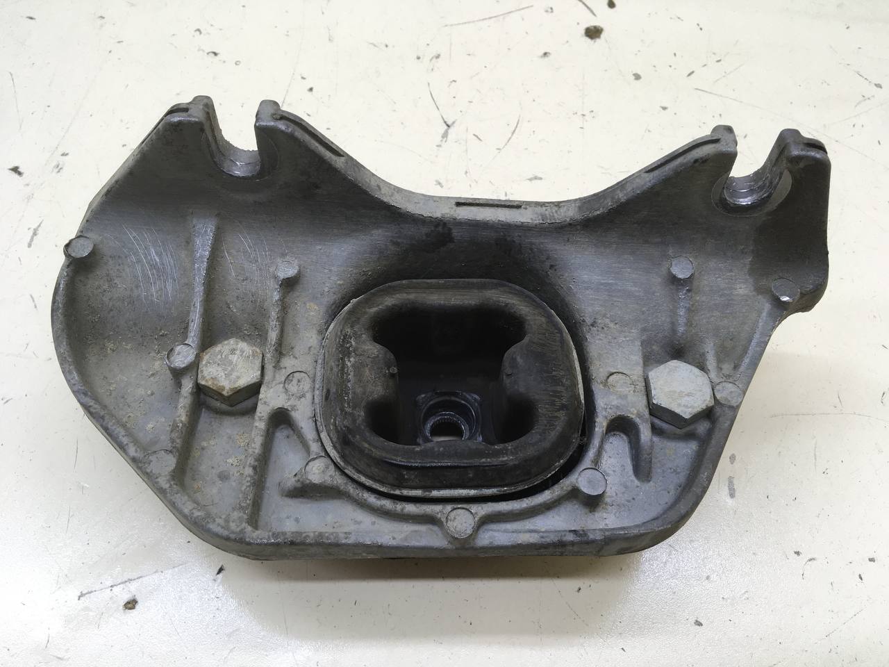 Кронштейн опоры КПП Renault Duster (HSA, HSM) 2012> Кронштейн опоры КПП Renault Duster (HSA, HSM) 2012>