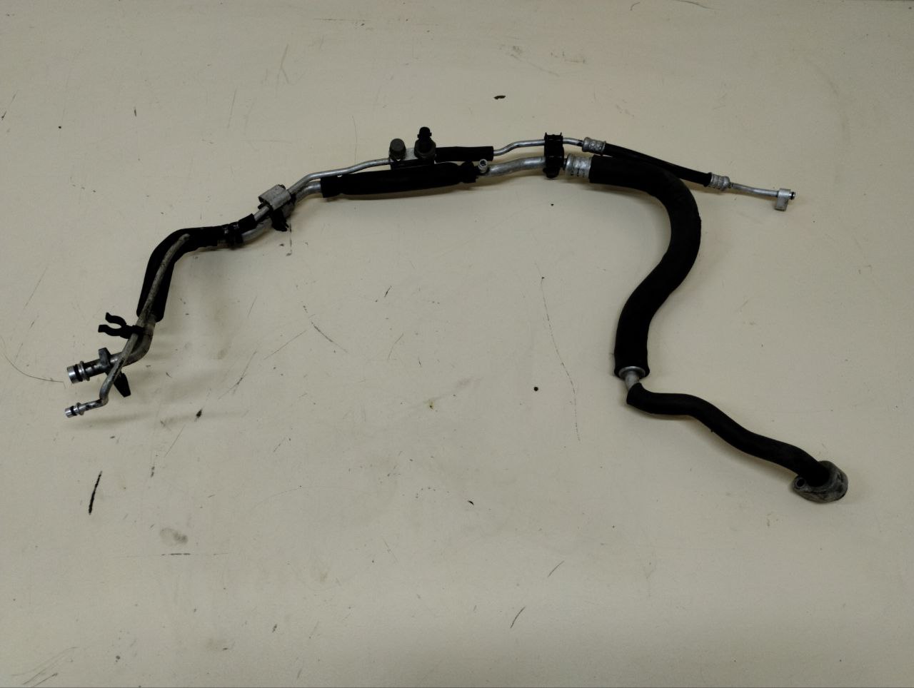 Трубка кондиционера Land Rover Discovery 3 (L319) 2004-2009