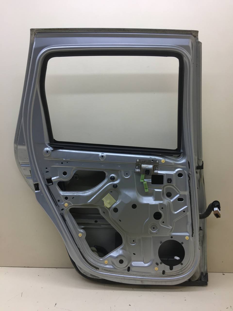 Дверь задняя левая Renault Duster (HSA, HSM) 2012> Дверь задняя левая Renault Duster (HSA, HSM) 2012>