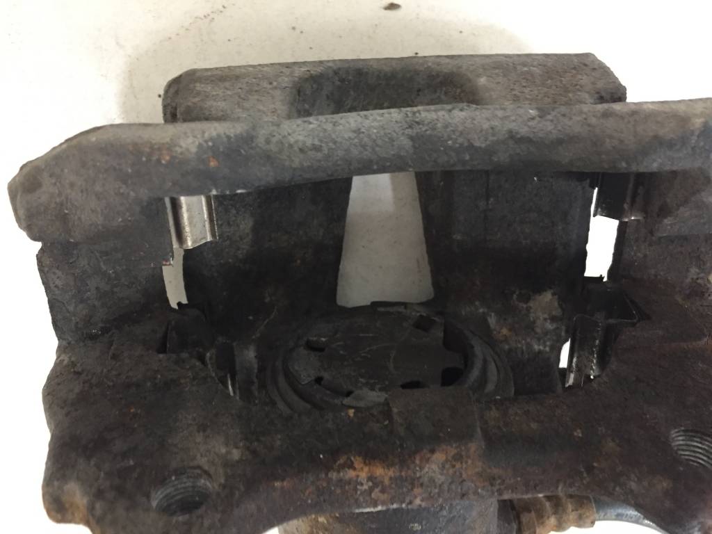 Суппорт передний левый Fiat Albea 2002-2012