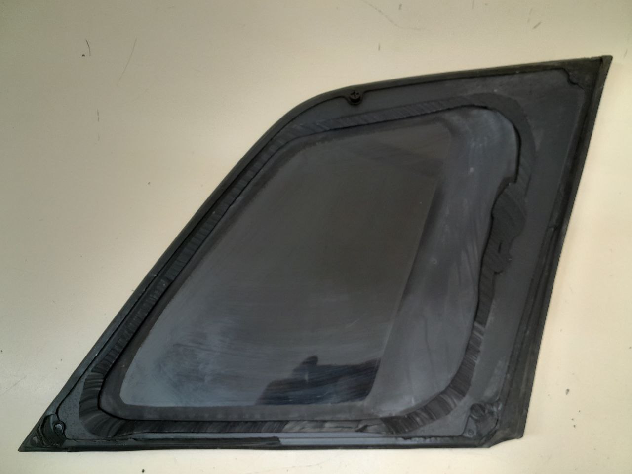 Стекло кузовное глухое левое Suzuki Grand Vitara 2005-2015