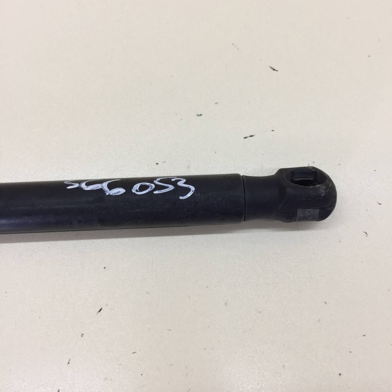 Амортизатор двери багажника Skoda Rapid 2012-2020