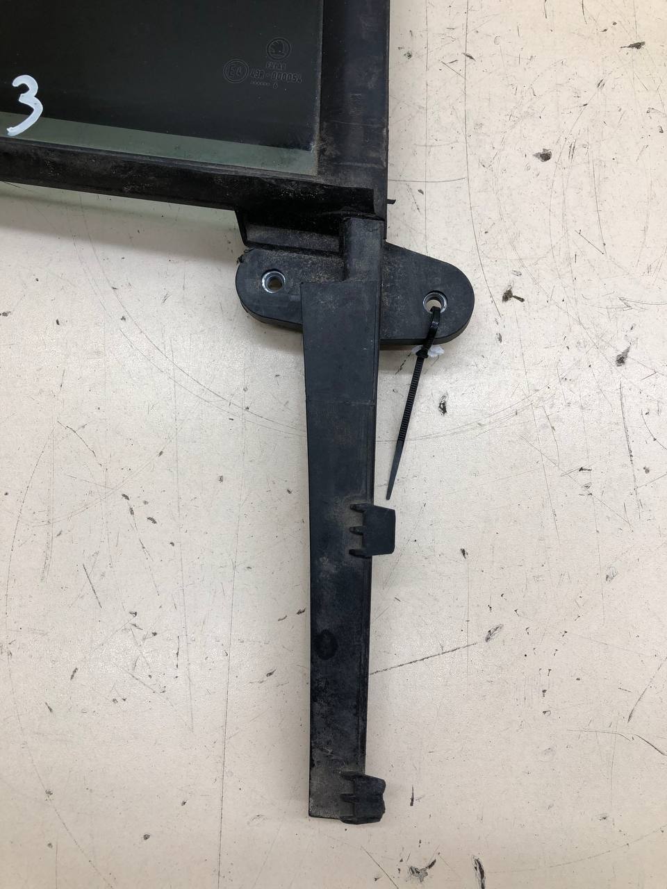 Стекло двери задней правой (форточка) Skoda Rapid 2012-2020