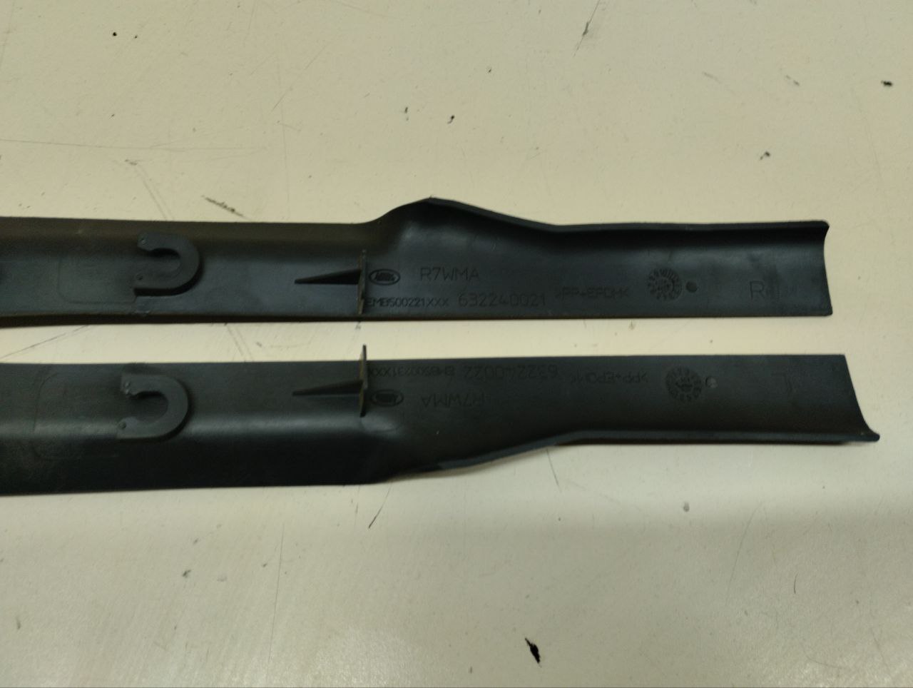 Обшивка стойки Land Rover Discovery 3 (L319) 2004-2009 Обшивка стойки Land Rover Discovery 3 (L319) 2004-2009