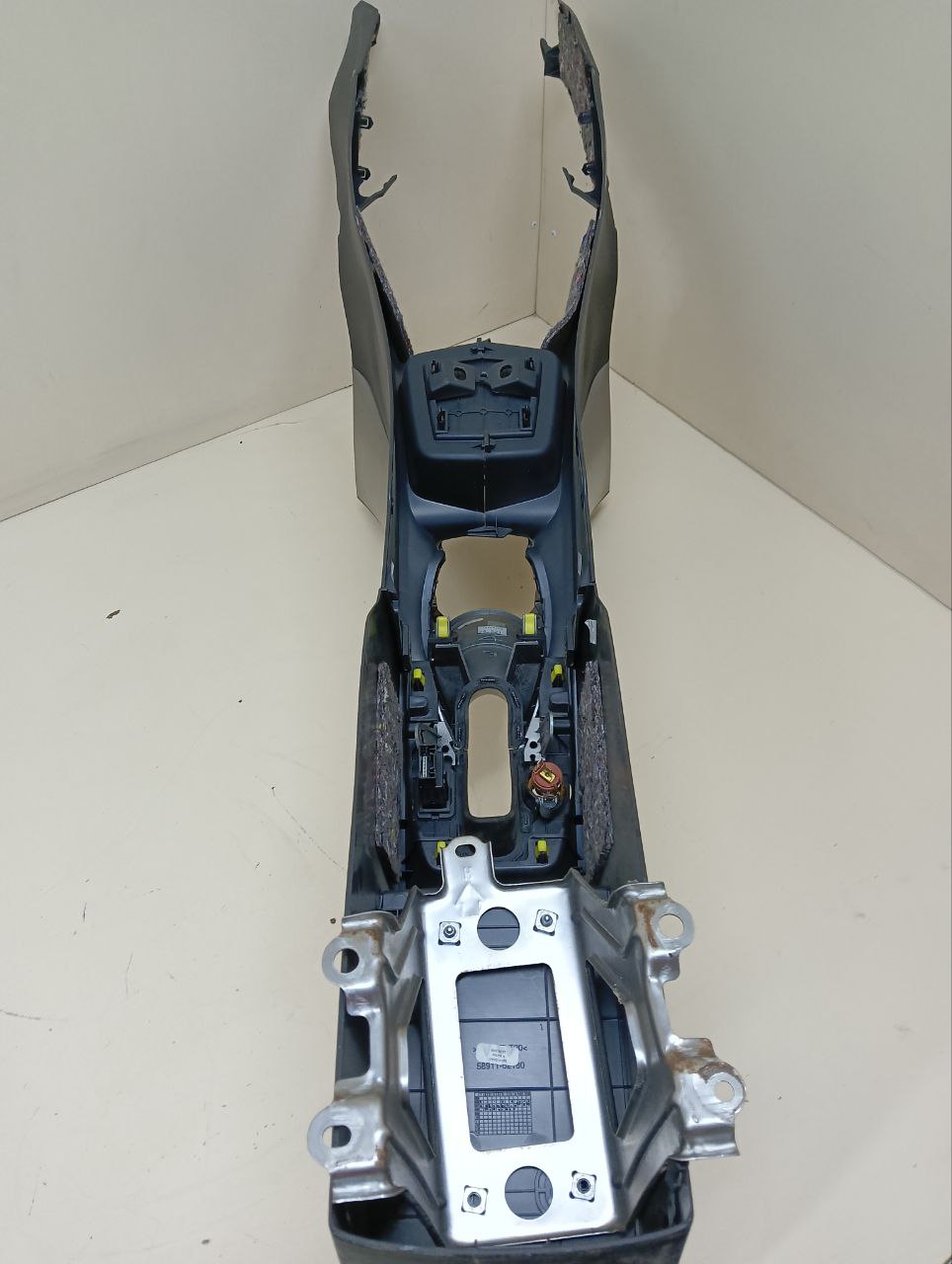 Консоль центральная Toyota Auris (E150) 2006-2012
