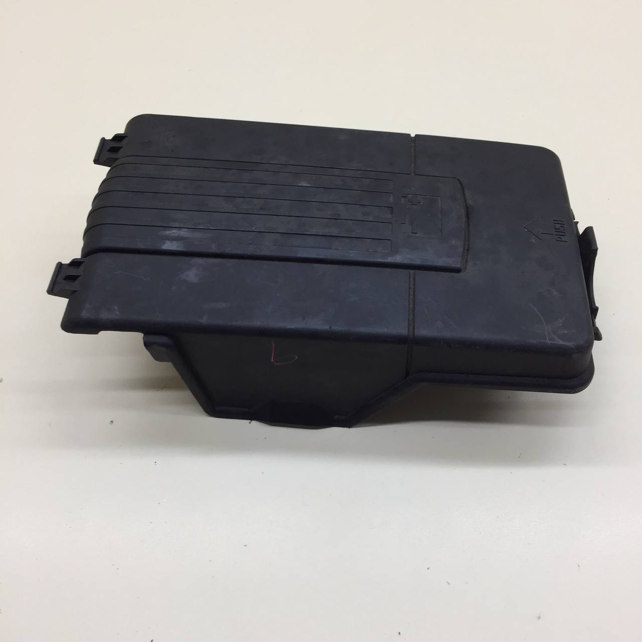 Крышка аккумулятора Volkswagen Jetta (A6) 2010-2019 Крышка аккумулятора Volkswagen Jetta (A6) 2010-2019