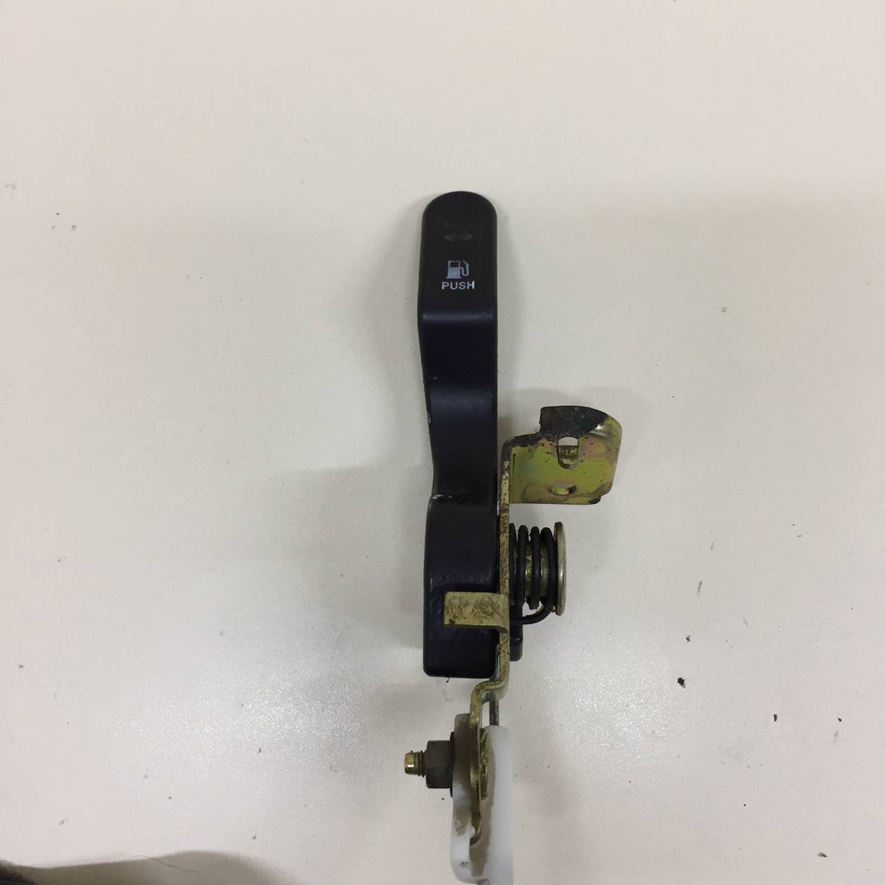 Ручка открывания лючка бензобака Nissan Almera Classic (B10) 2006-2013 Ручка открывания лючка бензобака Nissan Almera Classic (B10) 2006-2013