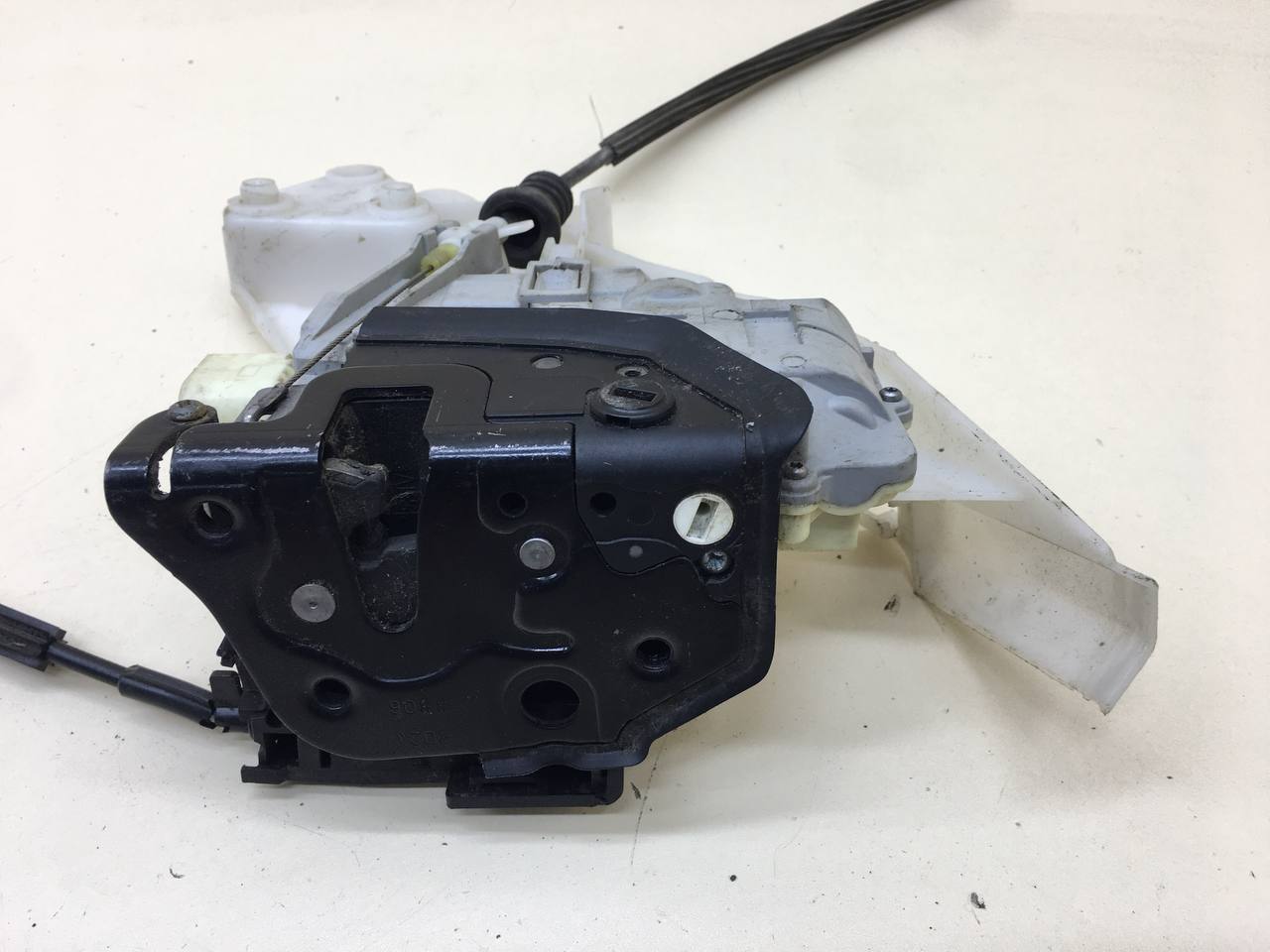 Замок двери задней правой Volkswagen Passat B7 2011-2015