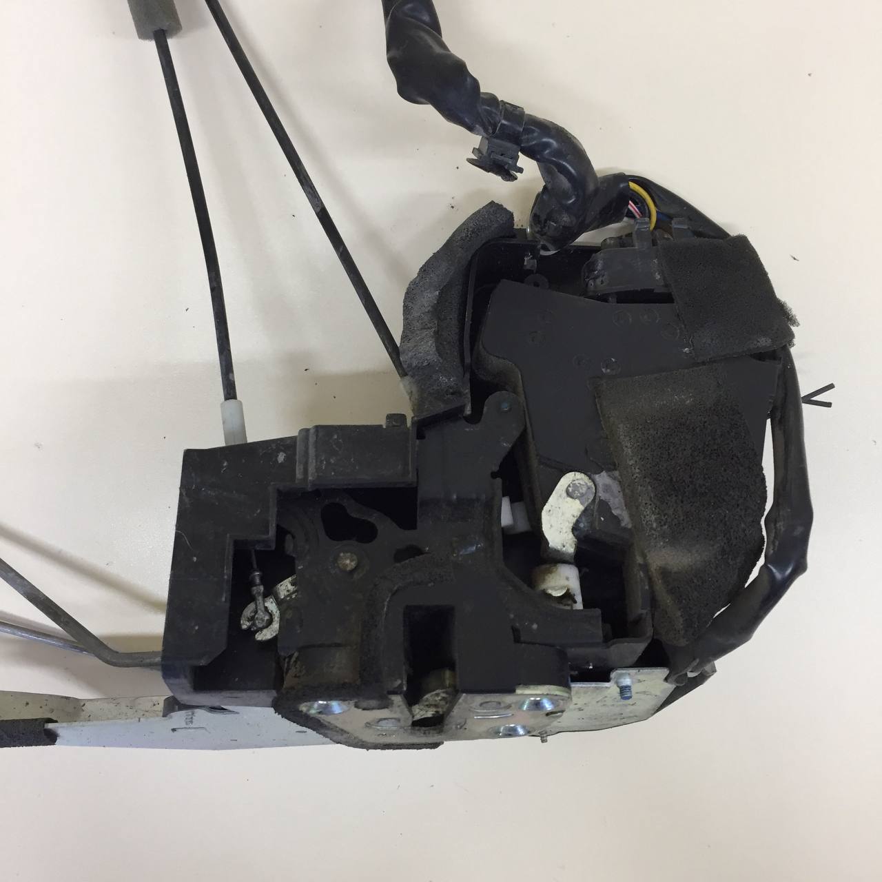 Замок двери передней левой Mazda CX-7 (ER) 2006-2012