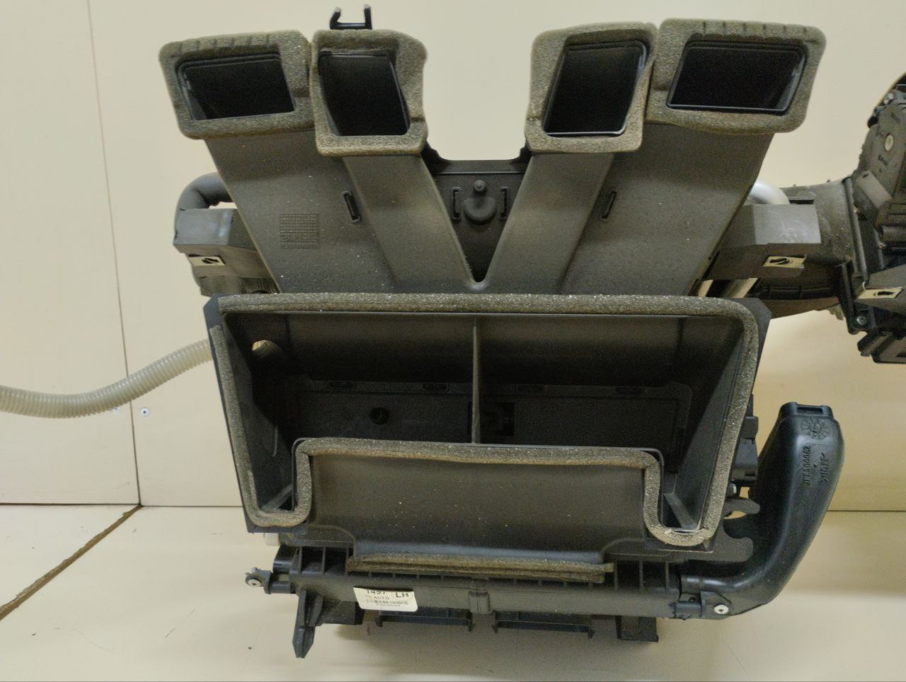 Корпус отопителя Land Rover Discovery 3 (L319) 2004-2009 Корпус отопителя Land Rover Discovery 3 (L319) 2004-2009