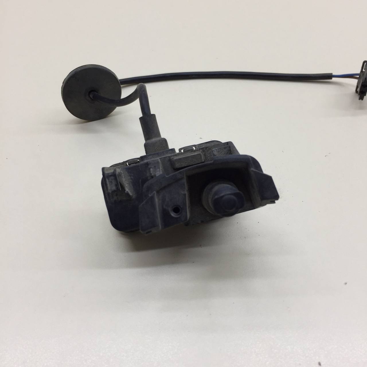 Активатор замка крышки бензобака Volkswagen Polo (MK5) 2011-2020 Активатор замка крышки бензобака Volkswagen Polo (MK5) 2011-2020