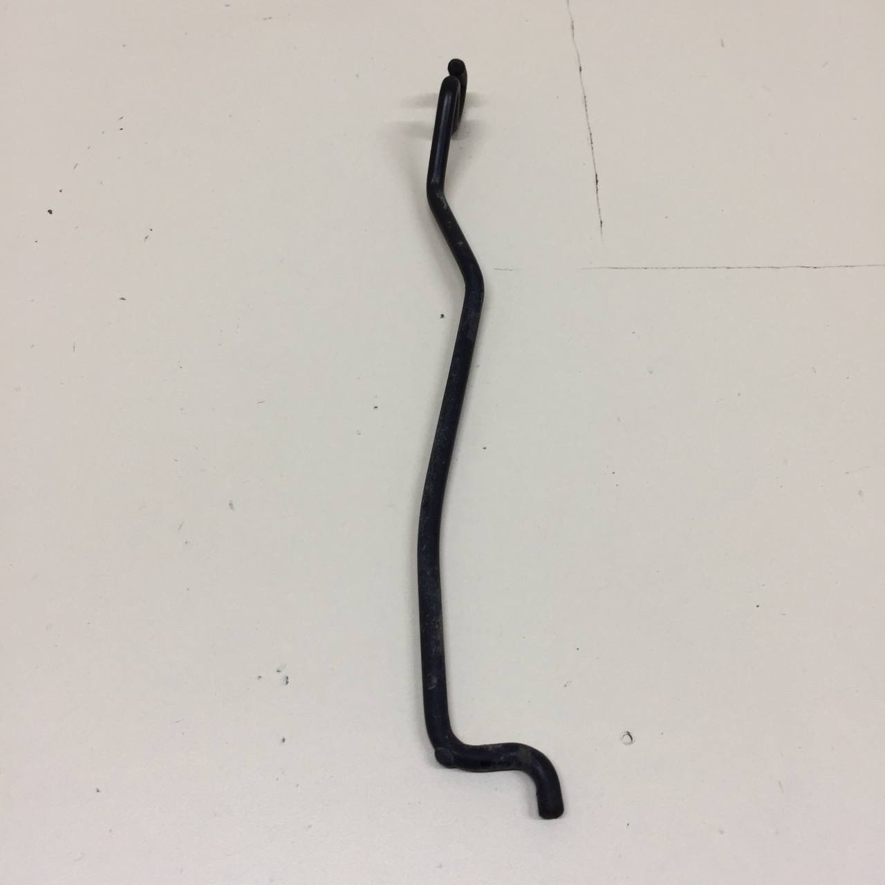 Держатель капота Ford Fusion (JU) 2002-2012 Держатель капота Ford Fusion (JU) 2002-2012