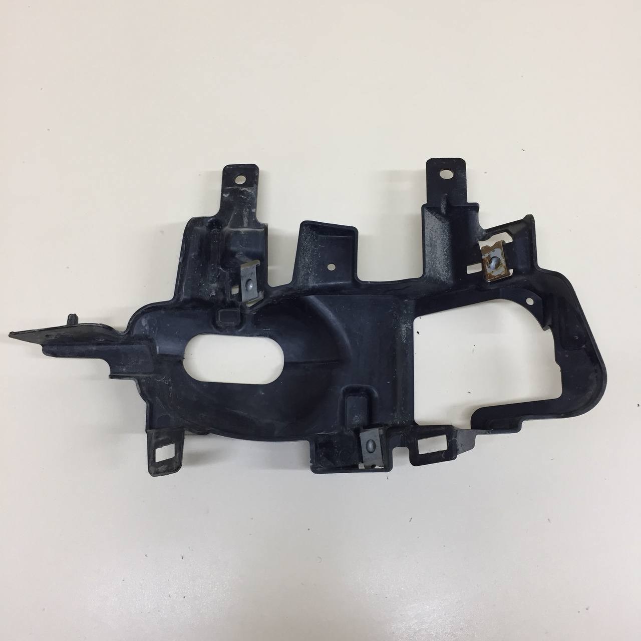 Кронштейн фары противотуманной левой Nissan Qashqai (J11) 2014> Кронштейн фары противотуманной левой Nissan Qashqai (J11) 2014>