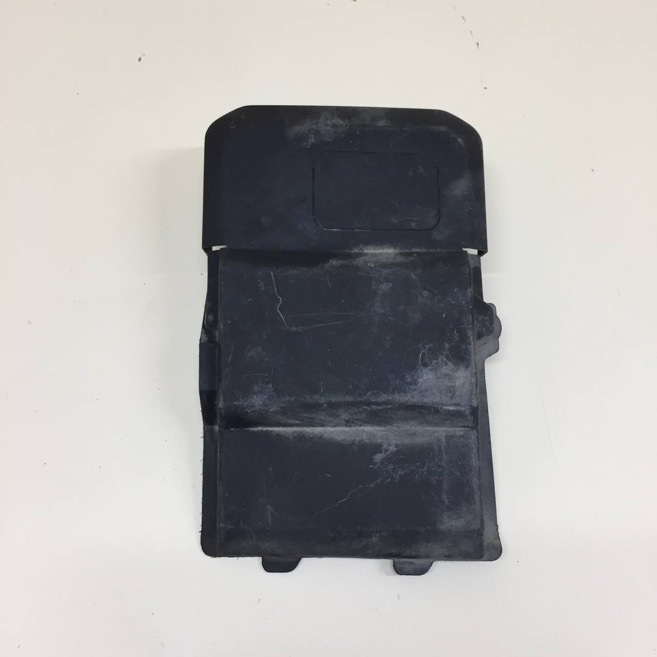 Крышка аккумулятора Ford Focus 2 (DB) 2008-2011 Крышка аккумулятора Ford Focus 2 (DB) 2008-2011