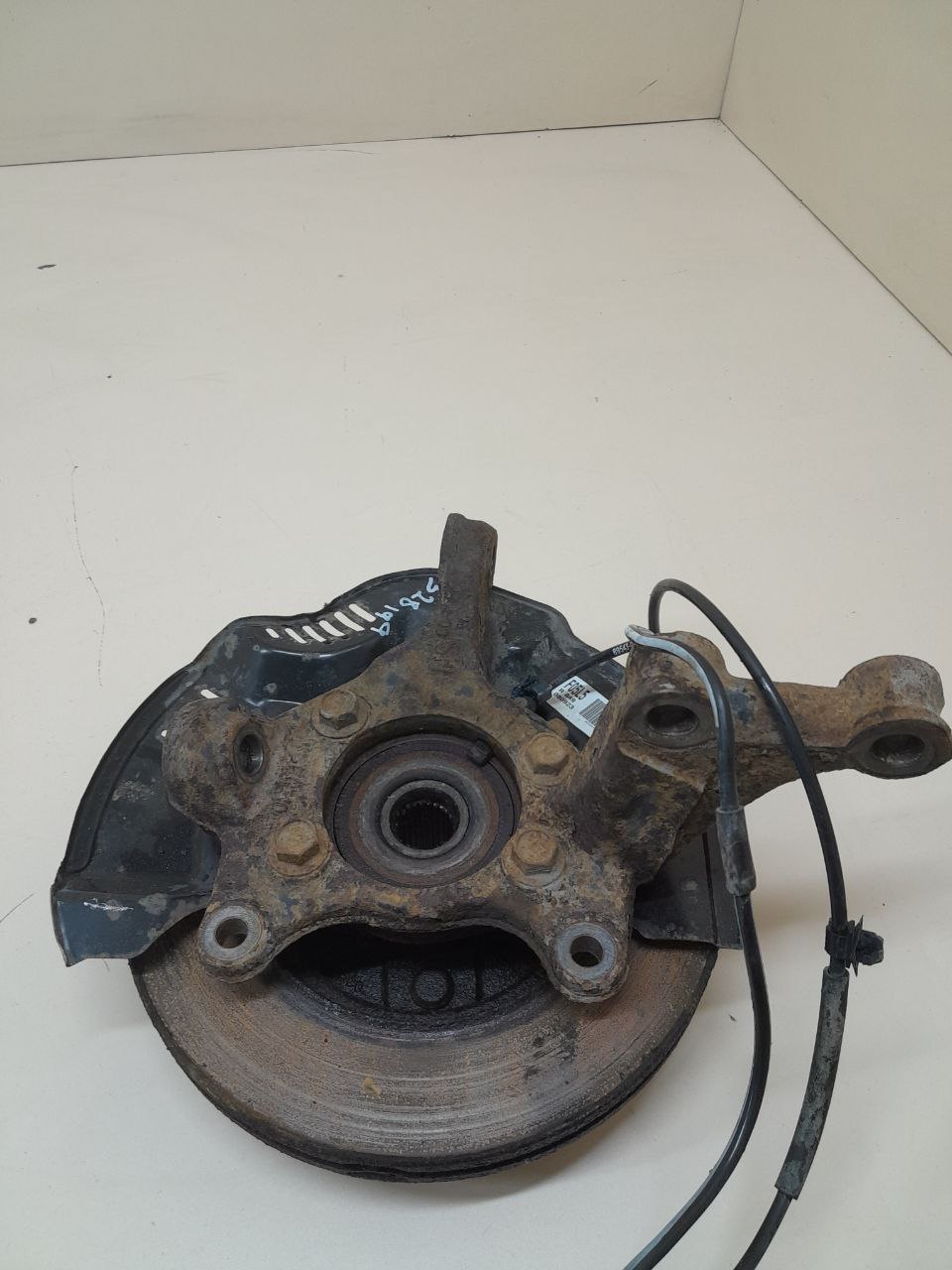 Кулак поворотный передний левый Toyota Auris (E150) 2006-2012