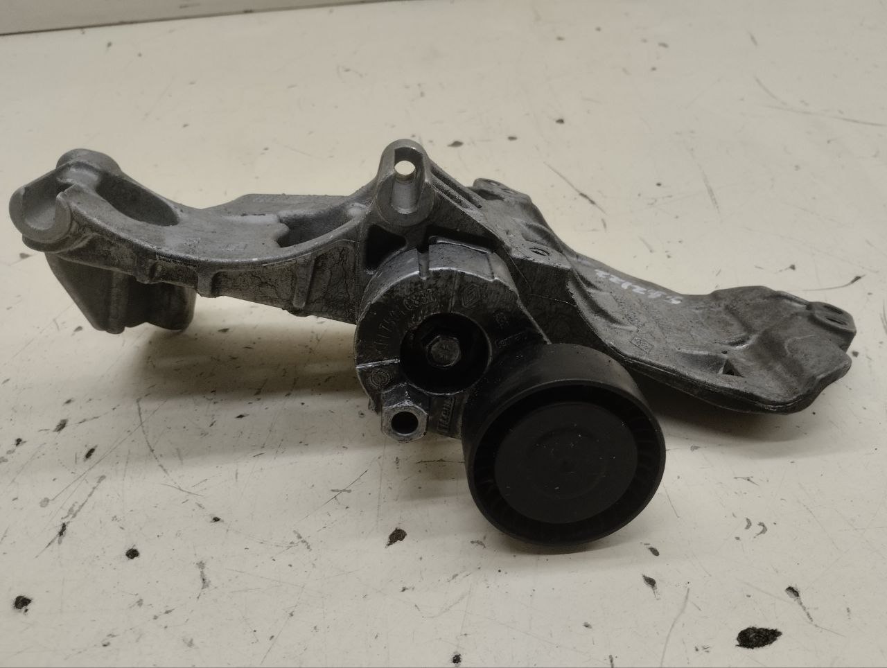 Кронштейн генератора Renault Duster (HSA, HSM) 2012> Кронштейн генератора Renault Duster (HSA, HSM) 2012>