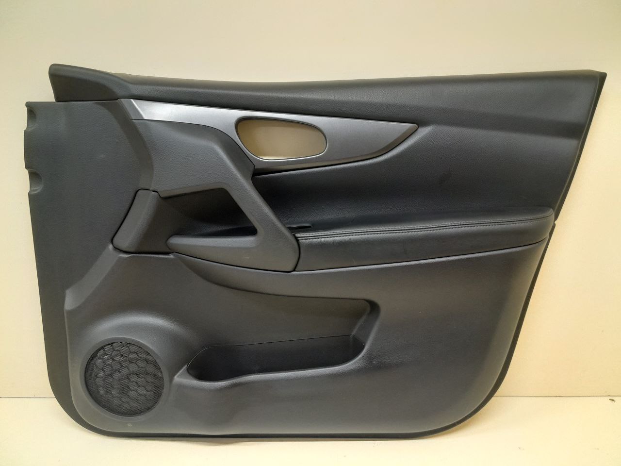 Обшивка двери передней правой Nissan Qashqai (J11) 2014>