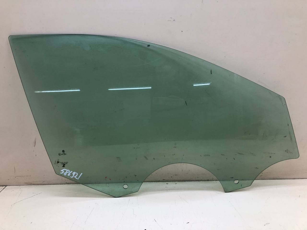 Стекло двери передней правой Skoda Rapid 2012-2020