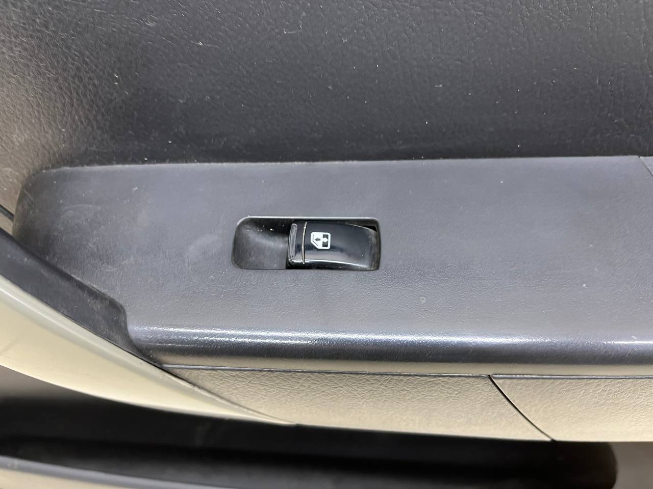 Обшивка двери передней правой Chevrolet Aveo T250 2005-2011