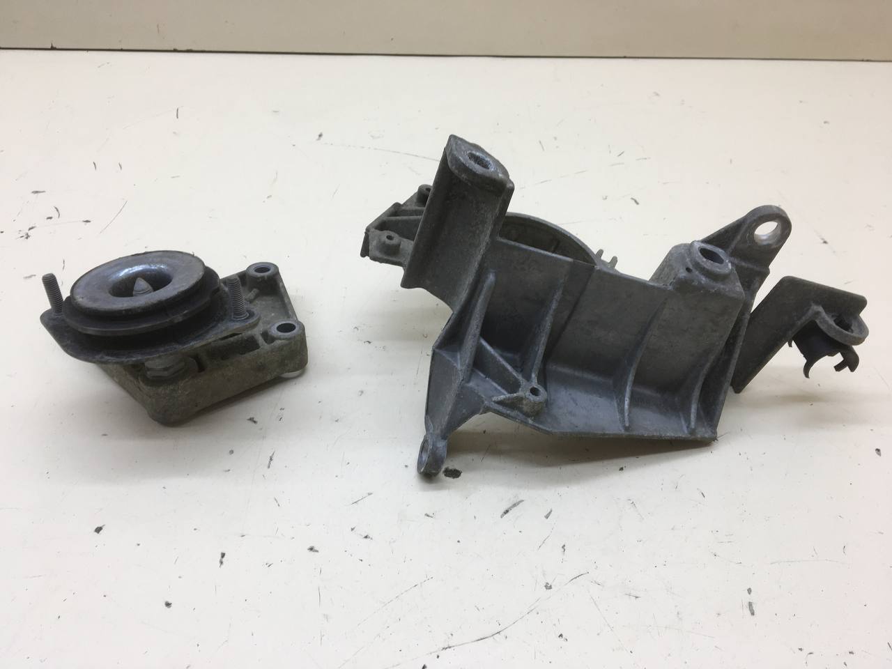 Кронштейн опоры КПП Renault Symbol (2) 2008-2012