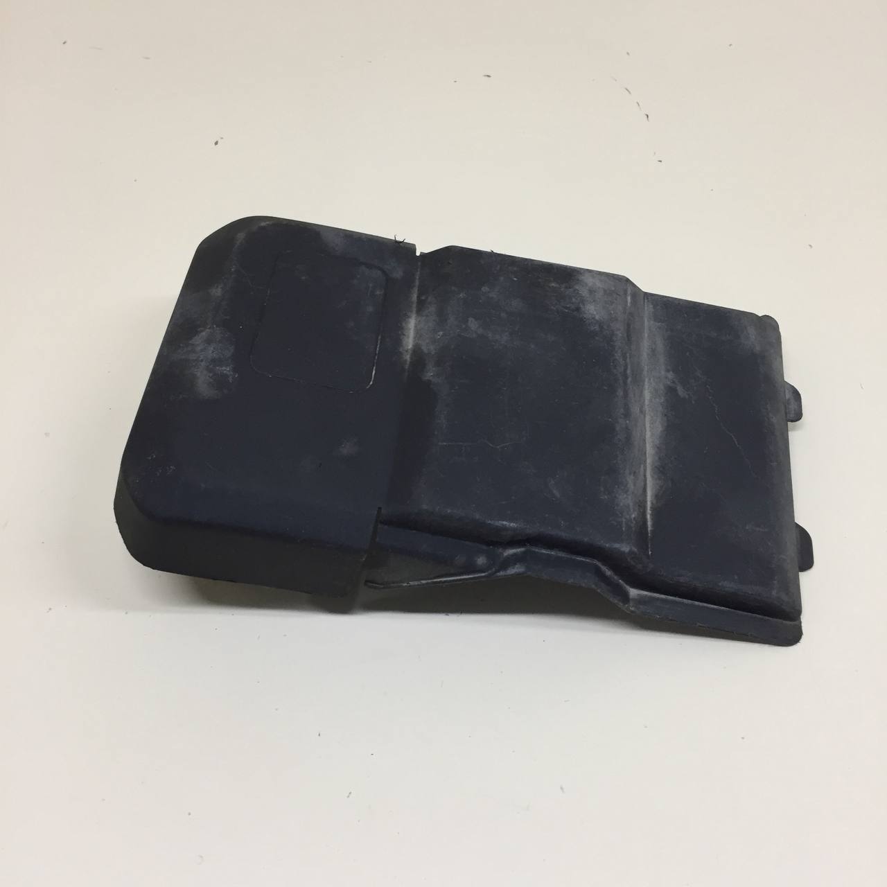 Крышка аккумулятора Ford Focus 2 (DB) 2008-2011 Крышка аккумулятора Ford Focus 2 (DB) 2008-2011